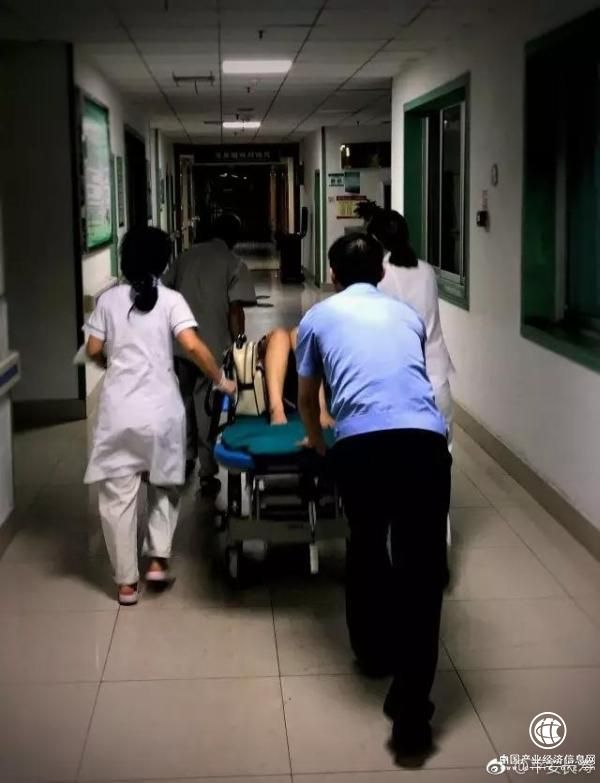 重庆一孕妇半夜离家出走半路羊水破裂，被民警送医后产下女婴
