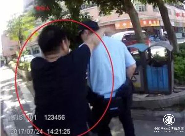 广州一男子酒后因琐事打人对民警动粗，涉嫌妨害公务被刑拘