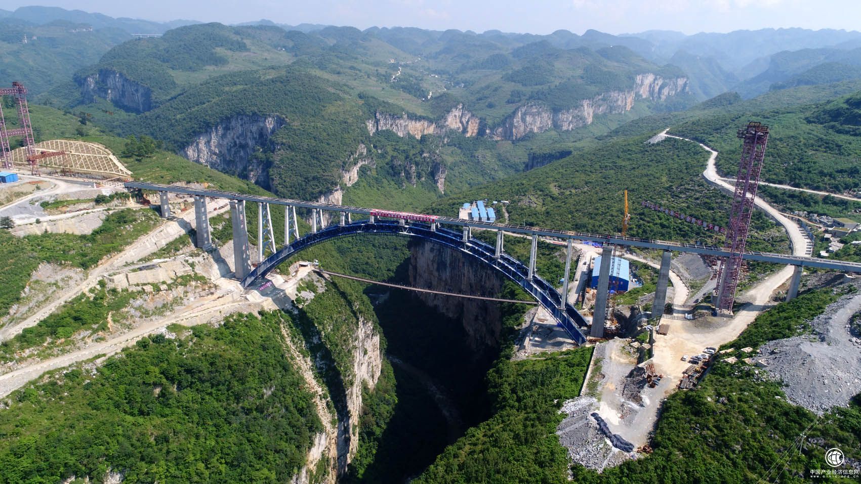 中国高铁首座钢管混凝土转体拱桥建成 创三项纪录