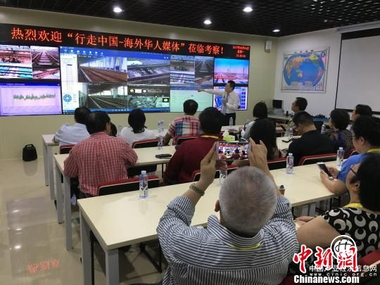 海外华文媒体参观铁四院线站处轨道实验室 马芙蓉 摄