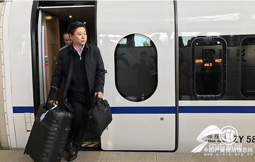 山东省出席党的十九大代表抵达北京
