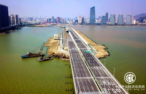 历时5年 中国铁建建成世界最大断面公路隧道