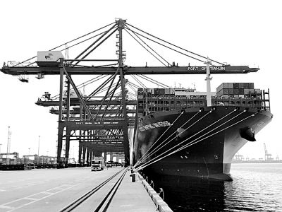 我国自主建造的最大集装箱货轮首抵天津港