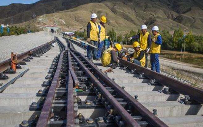 川藏铁路拉林段正式进入铺轨阶段