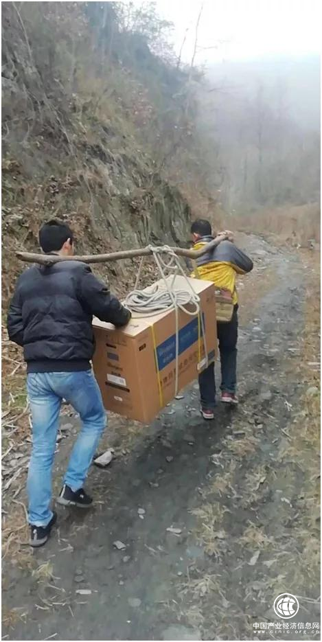 扛起空调走山路，苏宁帮客雪后送暖不耽误