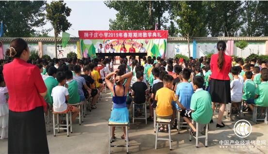 河南南阳：假前组织学生忙查眼 布置暑假“爱眼作业”