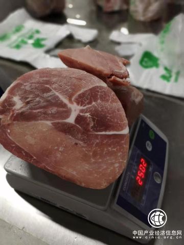 临沂鑫盛源食品有限公司的工作人员对猪肉进行称重.