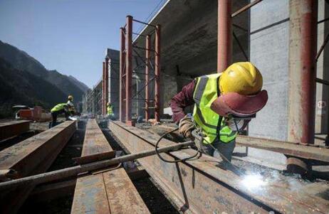 湖北：今年百亿以上重点项目近七成已开工