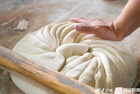 山东省莒南县谷记大饼：数百次擀压2小时烤制 喷香大饼这样出炉