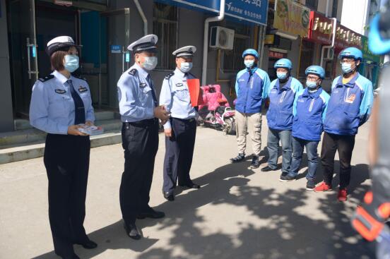 山东淄博高新区：30余名外卖小哥接受“一盔一带”安全教育