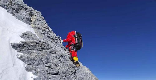 珠峰高程测量登山队向海拔8300米进发