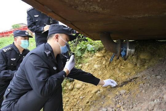  向长江流域倾倒30余吨危险废物 重庆警方侦破非法倾倒危险废物特大污染环境案