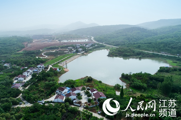 南京浦口大埝村：小路变赛道 山村奔小康