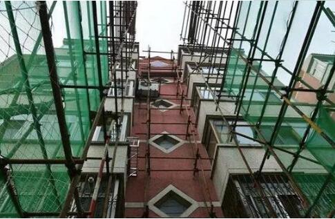北京市政府工作报告：推进老旧小区综合整治、老楼加装电梯