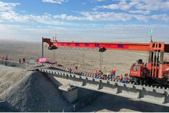 格库铁路全线铺通 新疆青海两段铁路顺利接轨