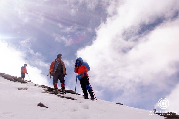 秋高气爽登山去，切莫忘记护好膝