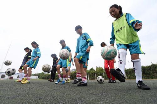 多措并举推动校园足球普及、提高