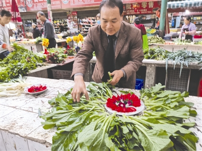 攀枝花菜市场一卖菜大叔因其独特的鲜花菜摊走红网络