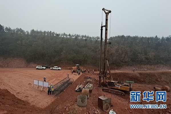 河南：超2万吨跨国铁高速公路转体桥项目开工