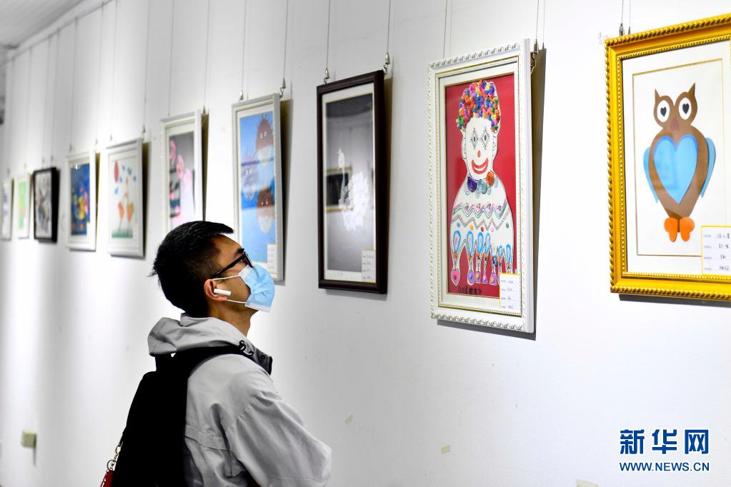 山东举行“世界自闭症日”儿童美术作品公益展 