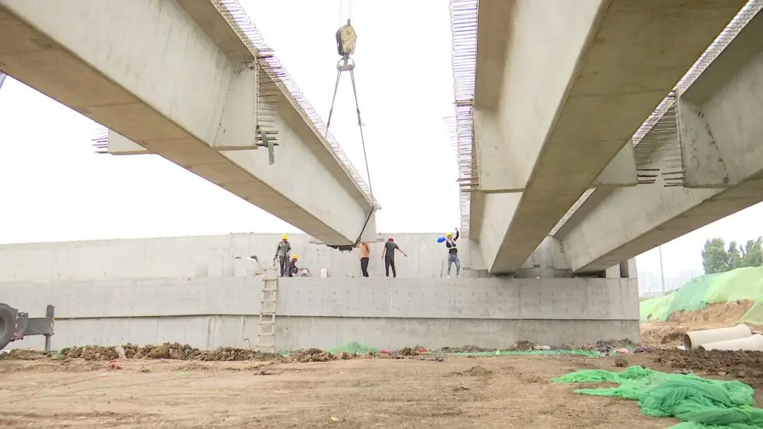 海川路北跨立交桥项目首片预制箱梁架设为项目按下快进键