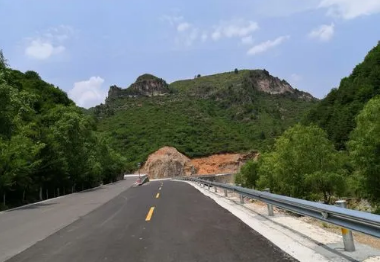 旅游公路 串起一路好风景