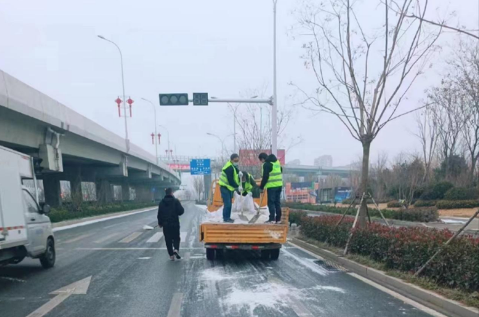 闻雪而动，扫雪护行