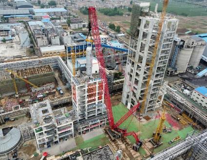 陕西化建吊装世界首台3000吨级多喷嘴对置式气化炉