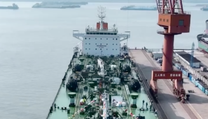全球最大型37000吨沥青船“ASPHALT SONATA”号命名交付