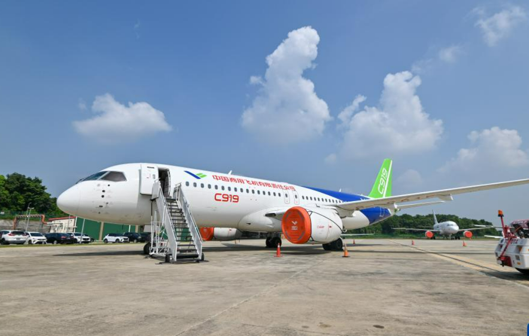 中国国产商用飞机ARJ21和C919亮相马来西亚