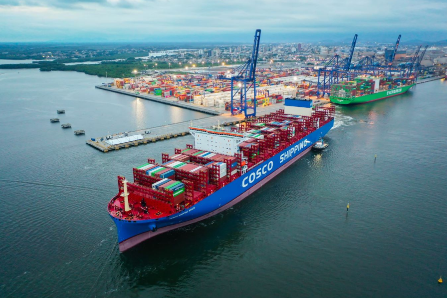 中国自主研发环保货轮在巴西举行首航仪式