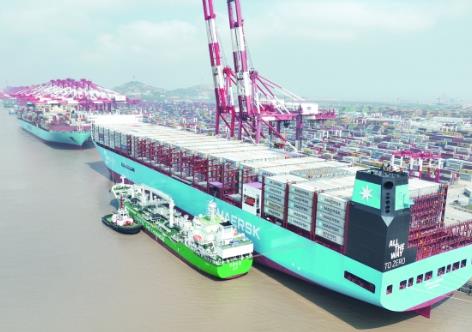 上海港完成国内首单国际航行船舶绿色甲醇加注