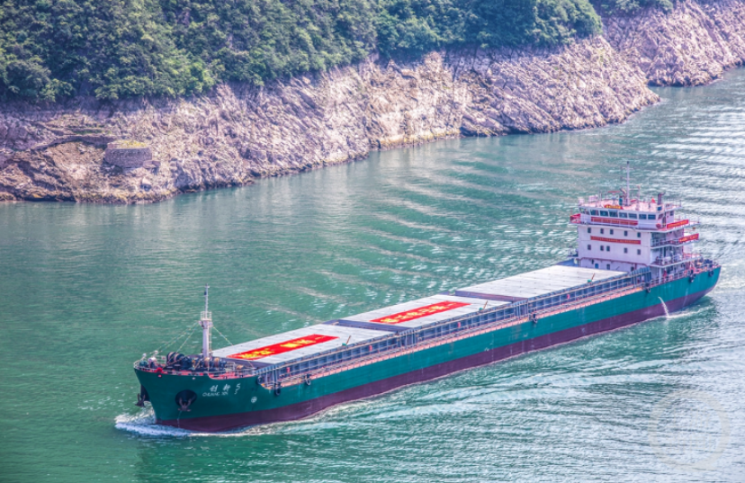 万吨级海船首次抵达长江上游