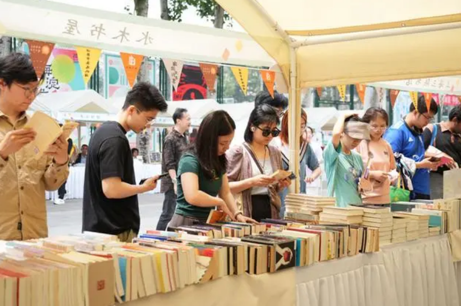 “旧书新知 读书育人”旧书市集在北京外国语大学举办