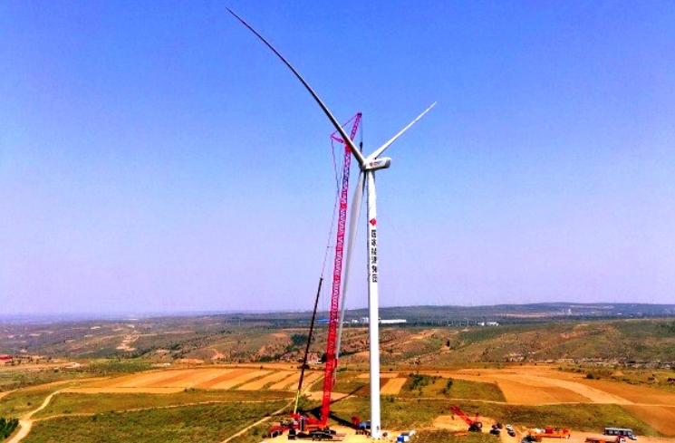 国家能源集团清水河170兆瓦风电项目首台风机吊装