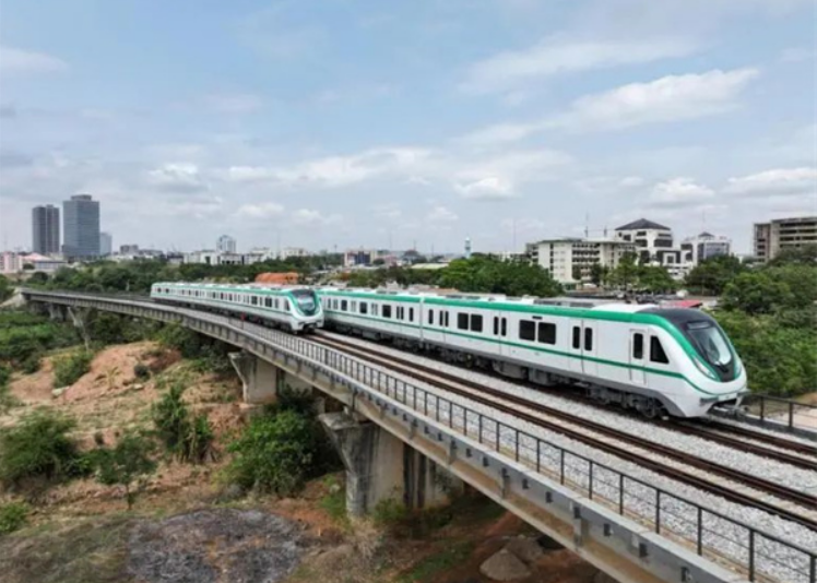 中国土木承建的尼日利亚阿布贾城铁一期投入动车组运营