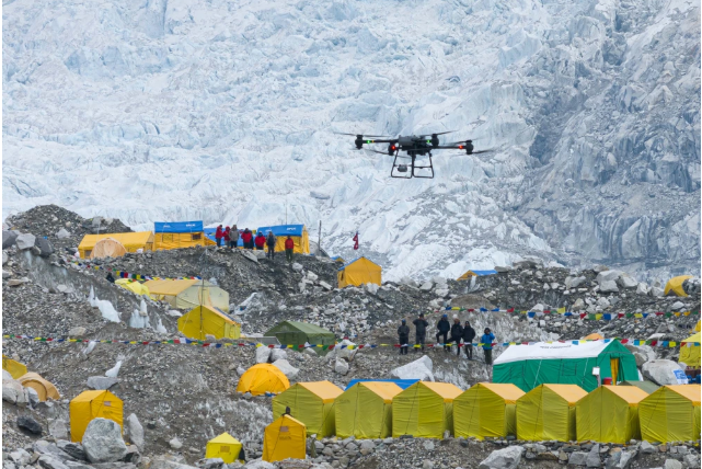 中国民用无人机完成全球首次珠峰6000米海拔物资运输