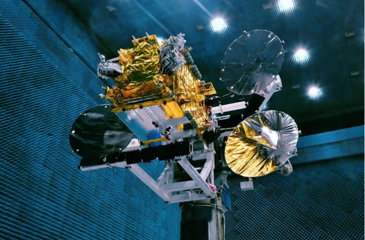 我国首颗全电推通信卫星——亚太6E通信卫星定点成功