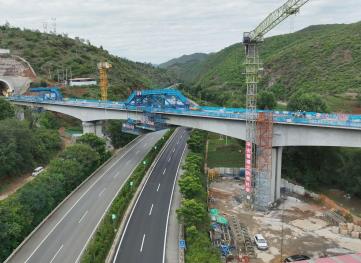 渝昆高铁云南段首座跨高速公路连续梁顺利合龙