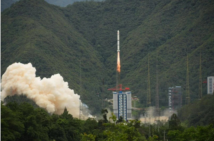 中法建交60周年 长二丙火箭成功发射中法天文卫星