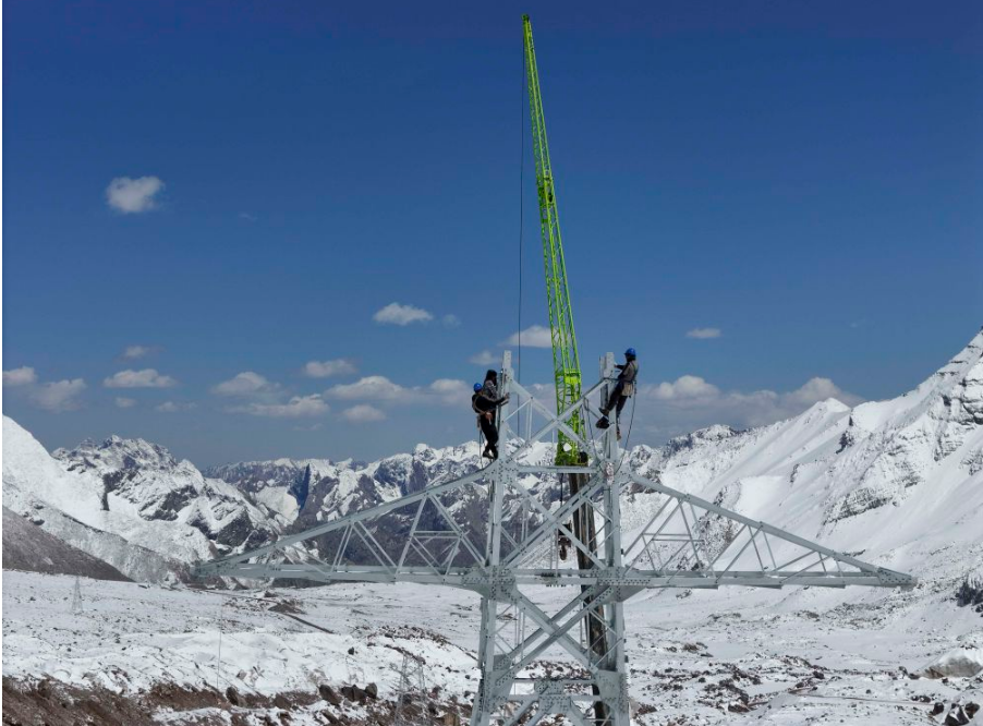 最高塔位海拔5390米 新疆一220千伏输变电工程贯通