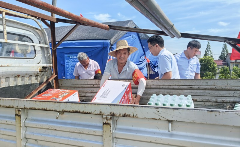 携手抗洪 共渡难关——望江县利民小区项目看望望江县一线防汛人员