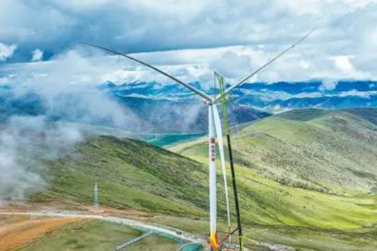 在建最高海拔风电项目首台风机吊装完成
