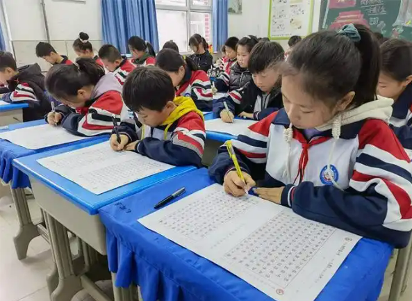 教育部就《关于进一步加强中小学规范汉字书写教育的通知》答记者问