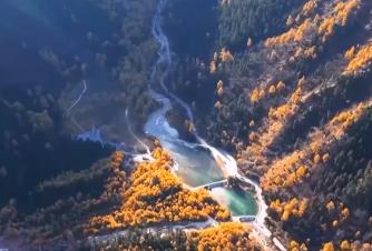 彩林与雪山同框 赏叶正当时 一起“云游”神州大地俯瞰壮丽山河