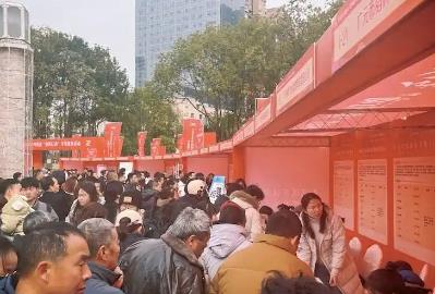 四川成都开展2025年“春风行动” 促进节后就业供需精准对接