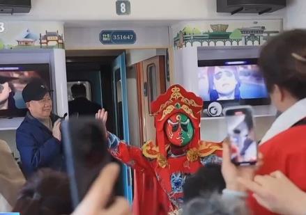“银发列车”为何一票难求？