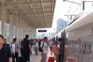 新列车运行图勾勒出一条条旅游新通道 “高铁+文旅”掀消费热潮