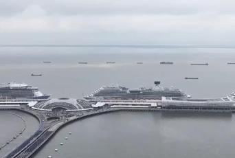 三艘大型邮轮同时靠港 暑期邮轮市场火热开启