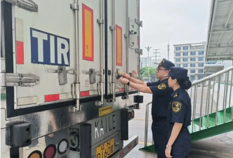 浙江至中亚首条国际公路运输线路开通